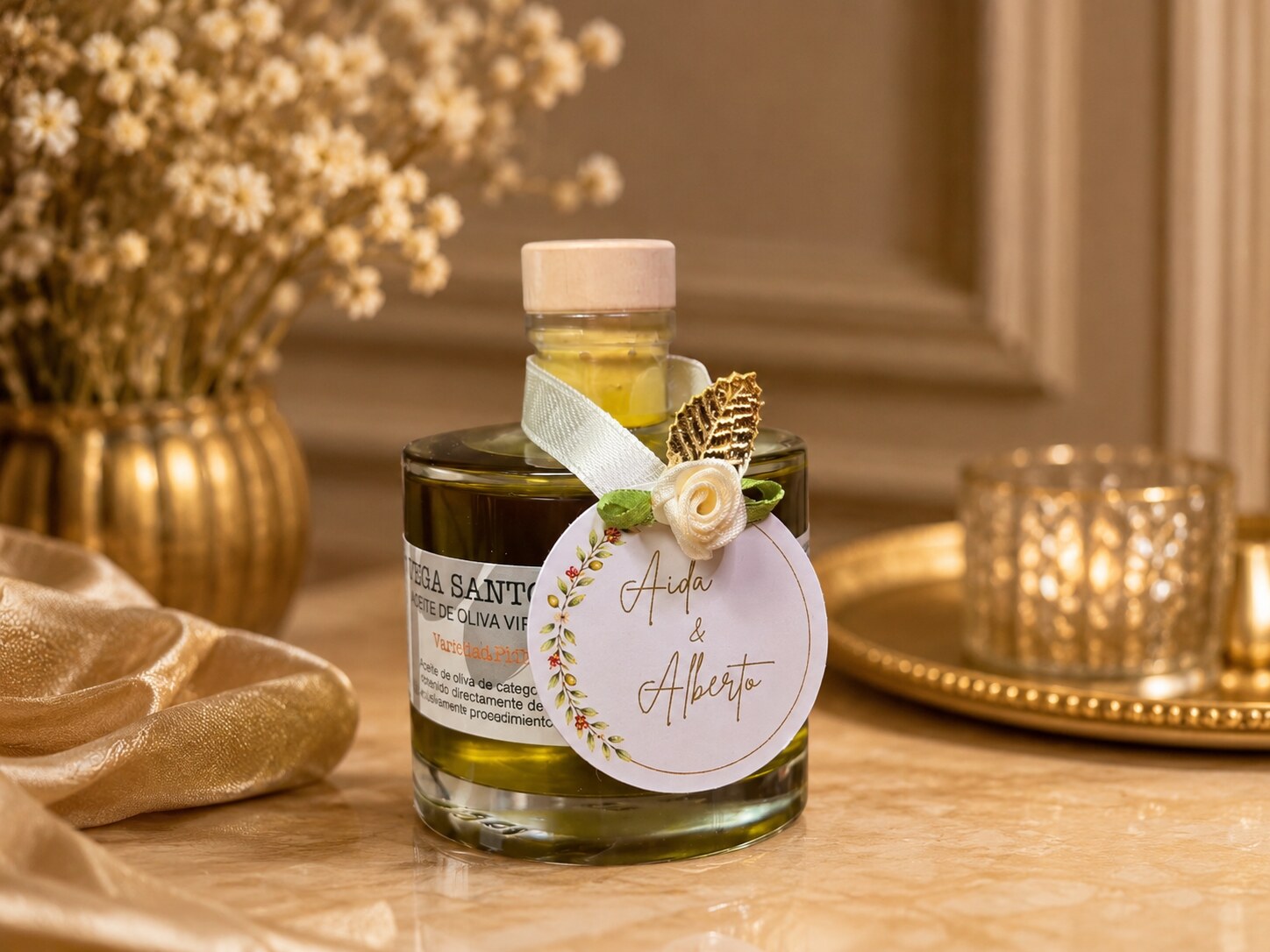 Botellita redonda de AOVE personalizada con flor, hoja dorada y etiqueta floral